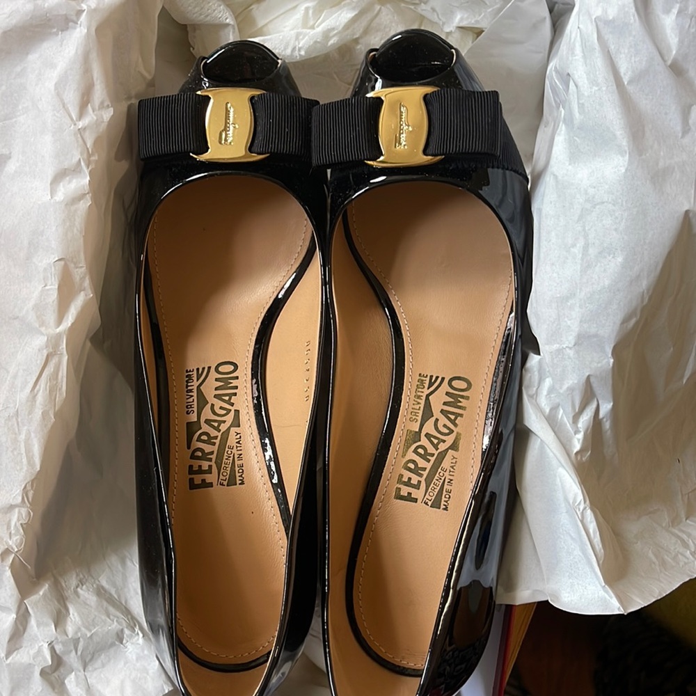 NEW salvatore ferragamo peep toe pumps with bow patent